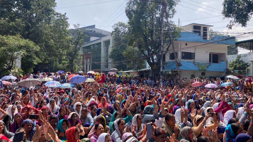 (Anganwadi workers staging a protest at Hathibarkala, Dehradun)