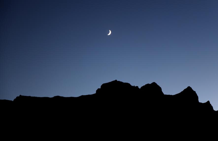 Distant Moon, taken on the way back home. 