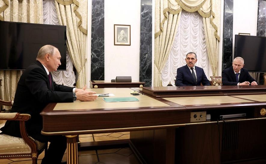 Russian President Vladimir Putin (L) with Deputy Defence Minister Yunus-Bek Yevkurov and Andrei Troshev, Sept 29, 2023