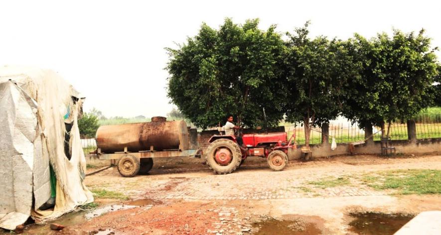 A tanker with slurry passes through the biogas plant in Meerut district (Photo - Sonali Singh, 101Reporters).