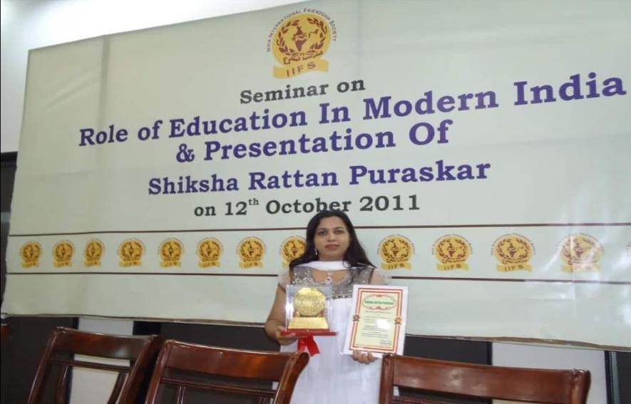 Dr Waghmare receiving the ‘Shiksha Rattan Puraskar’ award for her work in higher education.