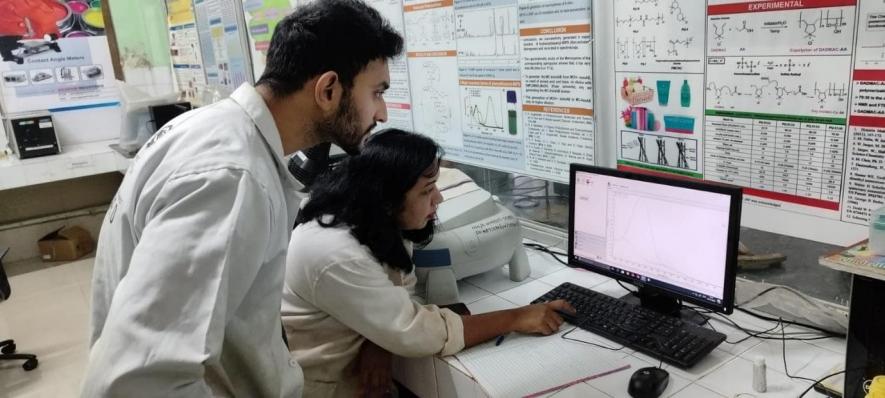 Dr Waghmare working in the lab alongside students, stressing on the need of collaborative research.