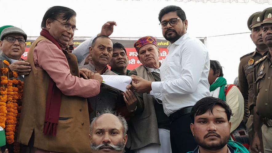 The protesters waited to meet Governor Anandiben Patel to discuss their demands. However, they could not meet Patel due to the latter's "busy schedule".