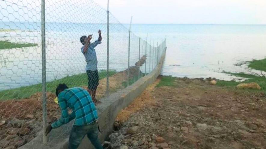 Workers putting up the fence (Photo - Sanavver Shafi, 101Reporters).