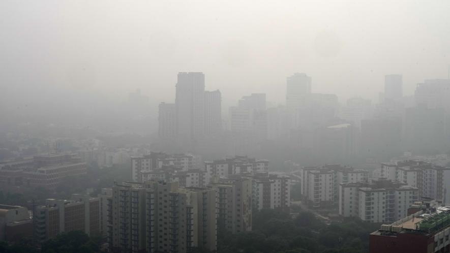 A thick smog blankets the capital city of Delhi, Tuesday, Nov. 7, 2023. Air pollution level is Delhi-NCR has started rising owing much to stubble (parali) burning in adjoining states.