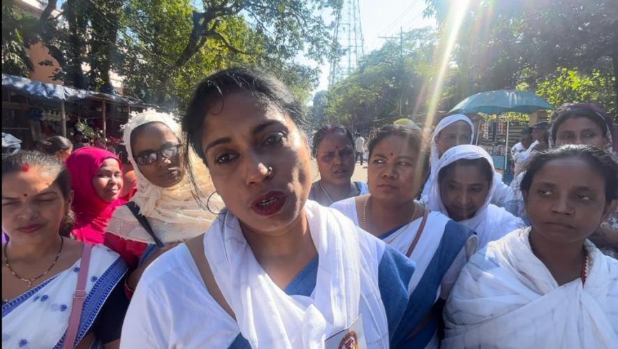 Minara Begum Chowdhury with her fellow ASHA workers while speaking to Newsclick.