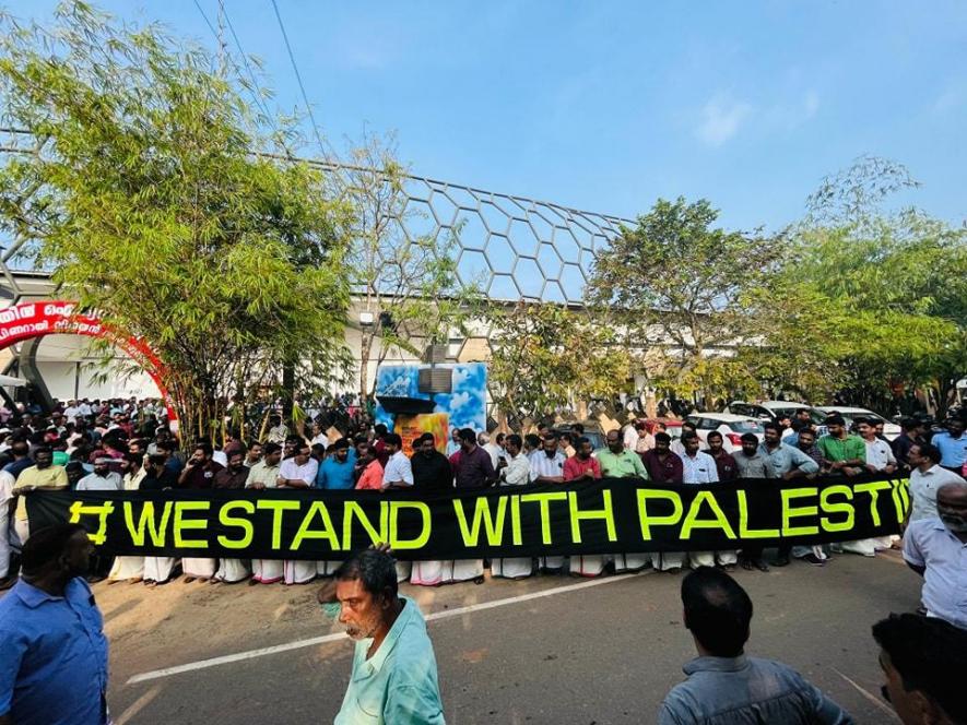 Participants of the Palestine solidarity rally held in Kozhikode.
