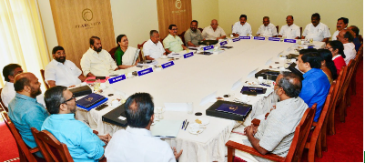 CM Pinarayi Vijayan chairs the cabinet meeting during the Navakerala Sadas Yatra on November 22 (Courtesy: twitter.com/pinarayivijayan)