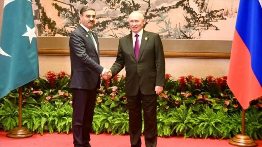 Pakistan’s caretaker Prime Minister Anwaar-ul-Haq Kakar (L) met with Russian President Vladimir Putin on the sidelines of the 3rd Belt and Road Forum, Beijing, October 18, 2023.