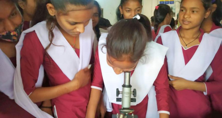 Students looking through the microscope, studying biology (Photo - Rachna Priyadarshini, 101Reporters).