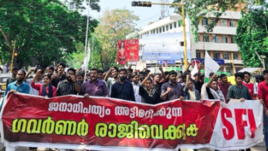 SFI members marching towards the Kerala Raj Bhavan, condemning the nomination of sangh parivar affiliates to the Senates of Kerala and Calicut Universities. 