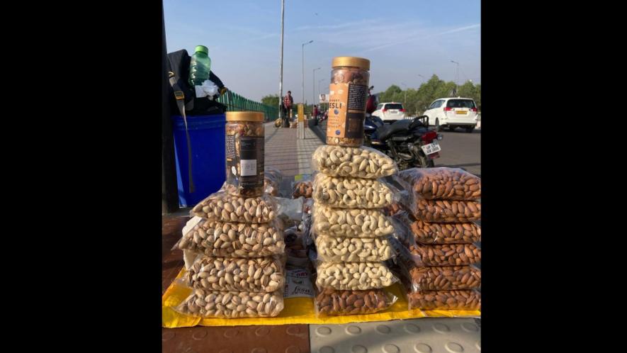 On December 17, Lucknow Municipal Corporation removed Kashmiri dry fruit vendors who sit on a stretch between 1090 and Samta Mulak Crossing.