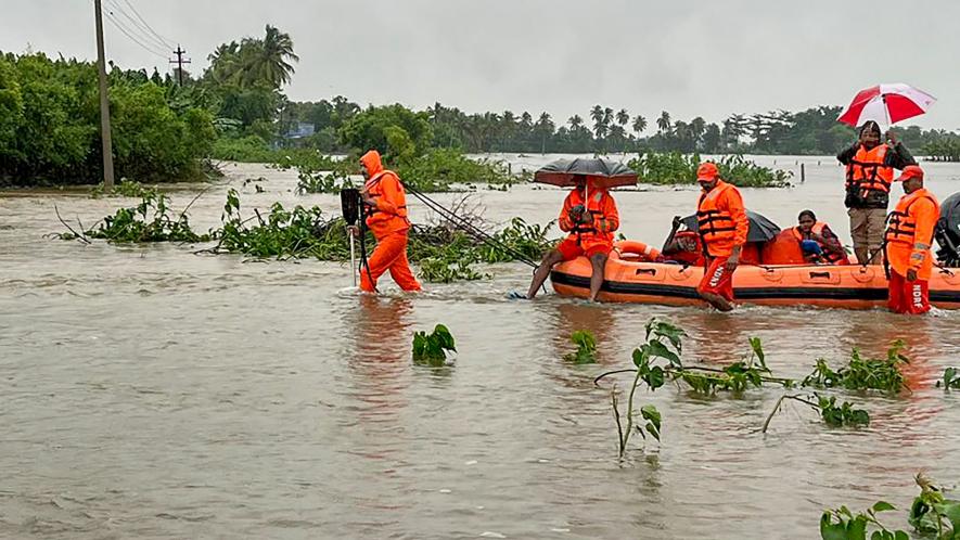 NDRF personnel conduct a rescue operation in a flooded area after heavy rainfall, in Tuticorin, Monday, Dec. 18, 2023. (PTI Photo) (PTI12_18_2023_000276B)