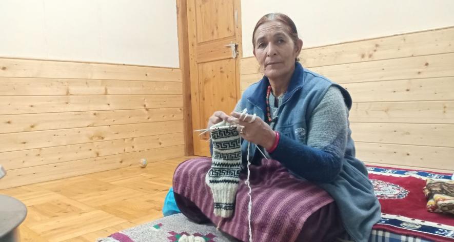 Lahauli woman weaving Lahauli socks (Photo - Rohit Prashar, 101Reporters).