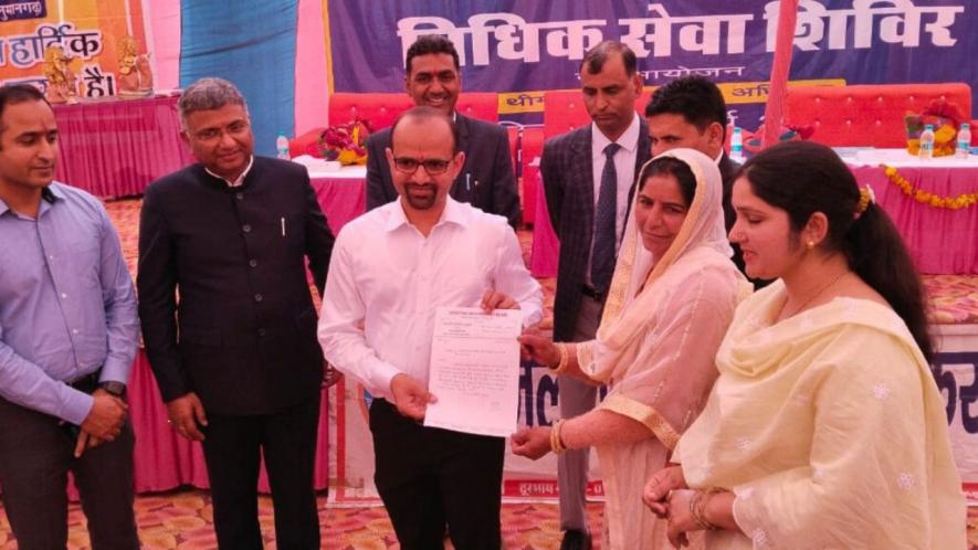 Municipal President Santosh Suthar gives a memorandum to the District Collector of Hanumangarh (Photo - Amarpal Singh Verma, 101Reporters)