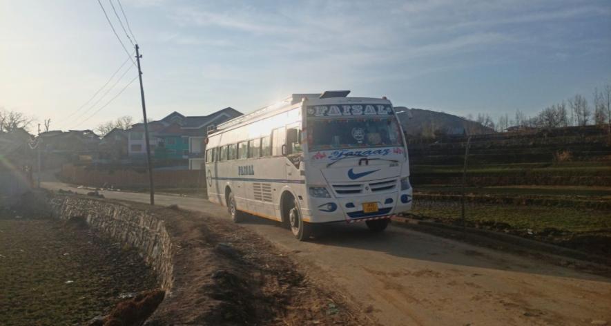 Bus leaves from Hukhlatri early in the morning (Photo - Mukhtar Dar, 101Reporters)