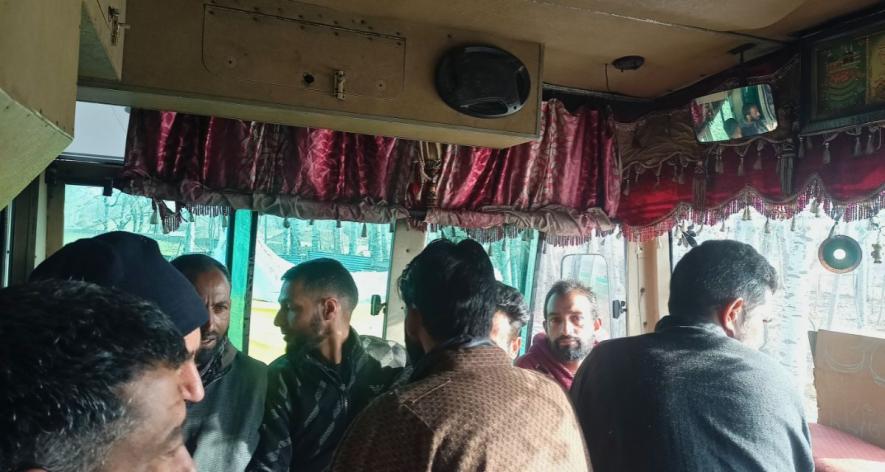 Labourers going to Srinagar in the bus (Photo - Mukhtar Dar, 101Reporters).