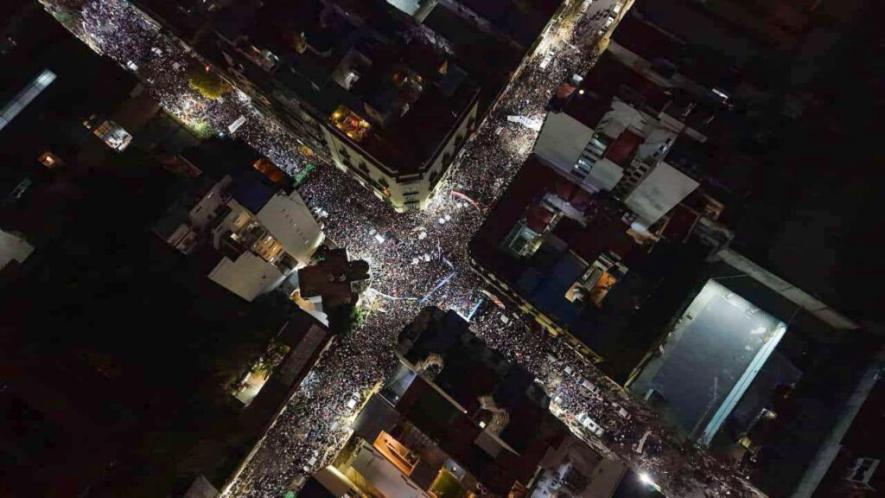 Thousands on the streets outside Cristina Fernández's home in Buenos Aires to show their support. Photo: Argentina Humana