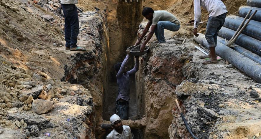 Workers say the contractor pays is barely enough for one person to survive, let alone a family (Photo - Parikshit Nirbhay, 101Reporters).
