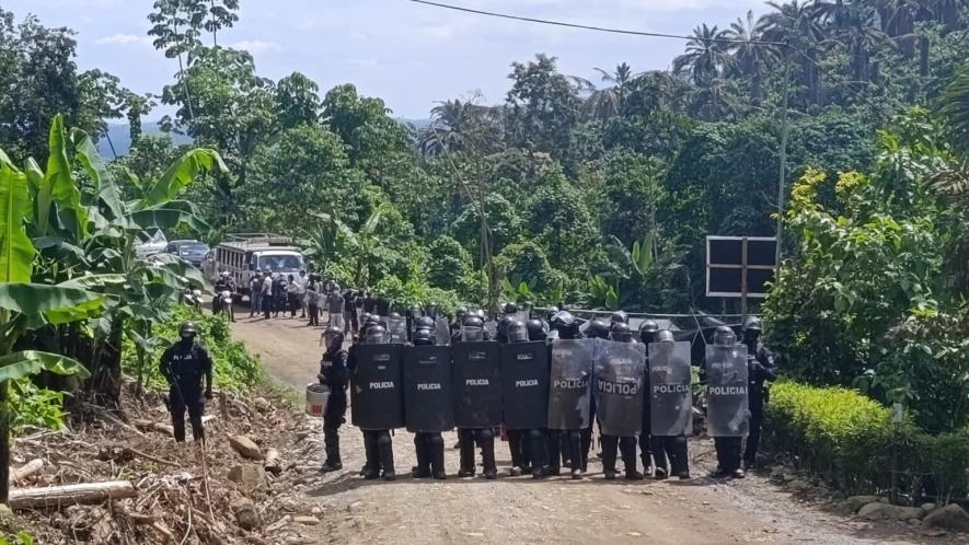 Heavily armed police repress anti-mining protests in Las Naves on June 26. Photo: CONAIE