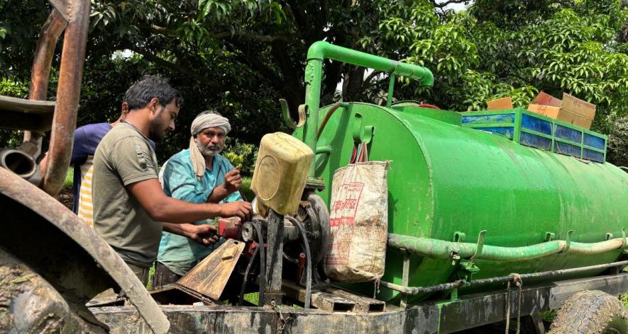 Two labourers fill the tanker with pesticide (Photo - Sumaiya Ali, 101Reporters).