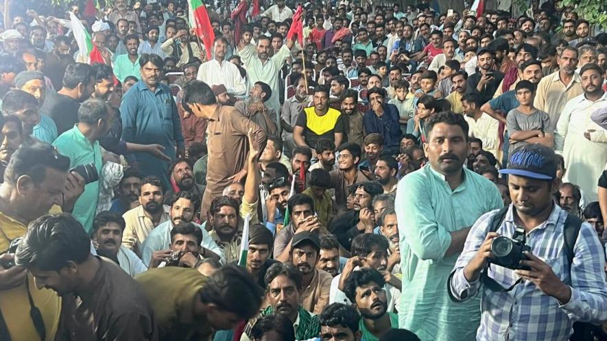 Workers' protests in Faisalabad. Hundreds of workers resisted state repression to demand minimum wage. Photo: Ammar Ali Jan