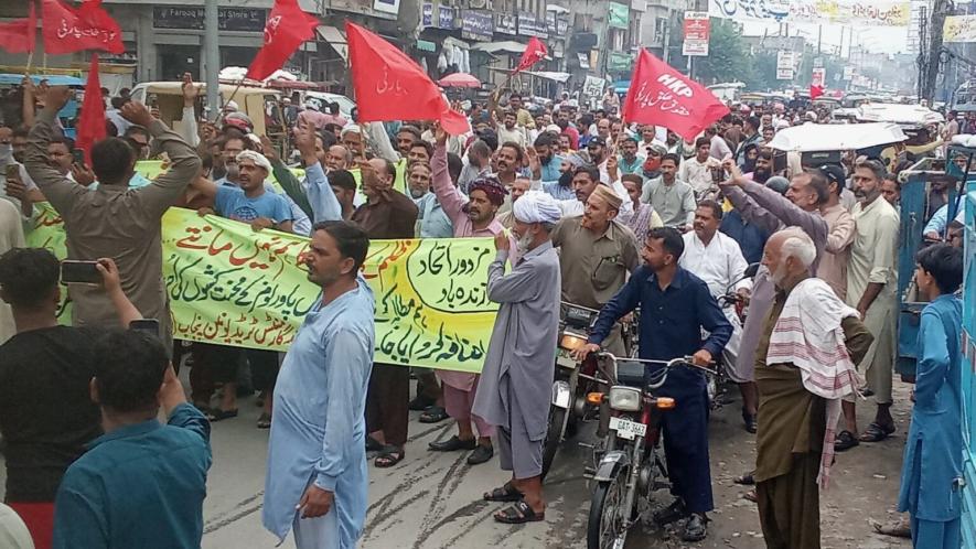 Hundreds of workers are on strike in Gujranwala and Faisalabad against government failure to implement labour laws. Photo: Ammar Ali Jan/X