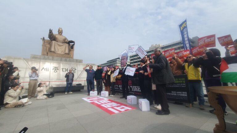 Picket in front of King Sejong. Photo: Vijay Prashad