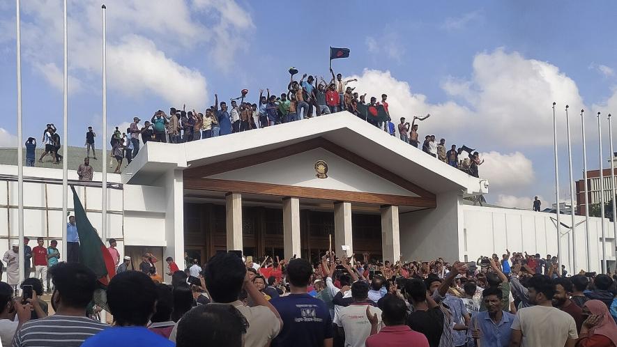 People rallying in front of the prime minister's office after Sheikh Hasina's resignation in August 2024. Photo: Md Joni Hossain / Wikimedia Commons