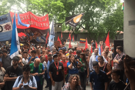 Hundreds of Argentine activists gathered outside of the Venezuelan Embassy in Buenos Aires to express their support. Photo: Resumen Latinoamericano