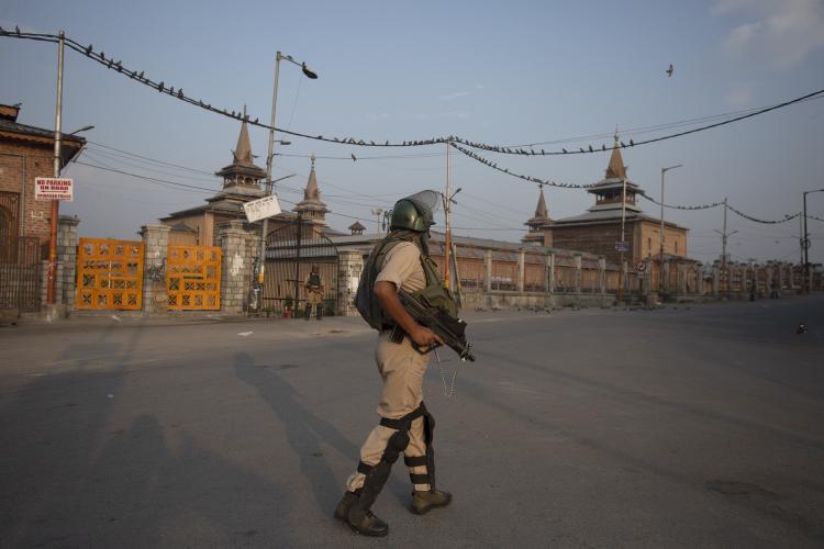 A%20paramilitary%20soldier%20stands%20guard%20outside%20central%20mosque%20Jama%20Masjid%20in%20Srinagar.jpg