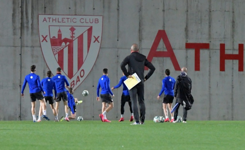 Footballers resume training in Spain