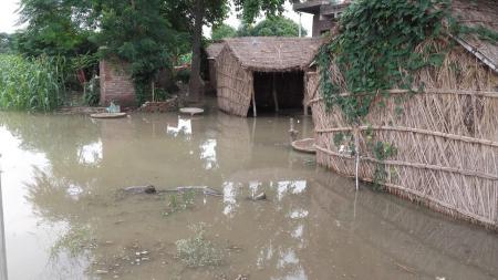Flood%20in%20Allahabad%20village..jpeg
