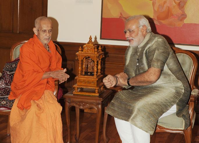 Vishvesha_Tirtha_Swamiji_of_Pejawar_Mutt_meets_PM_Modi.jpg